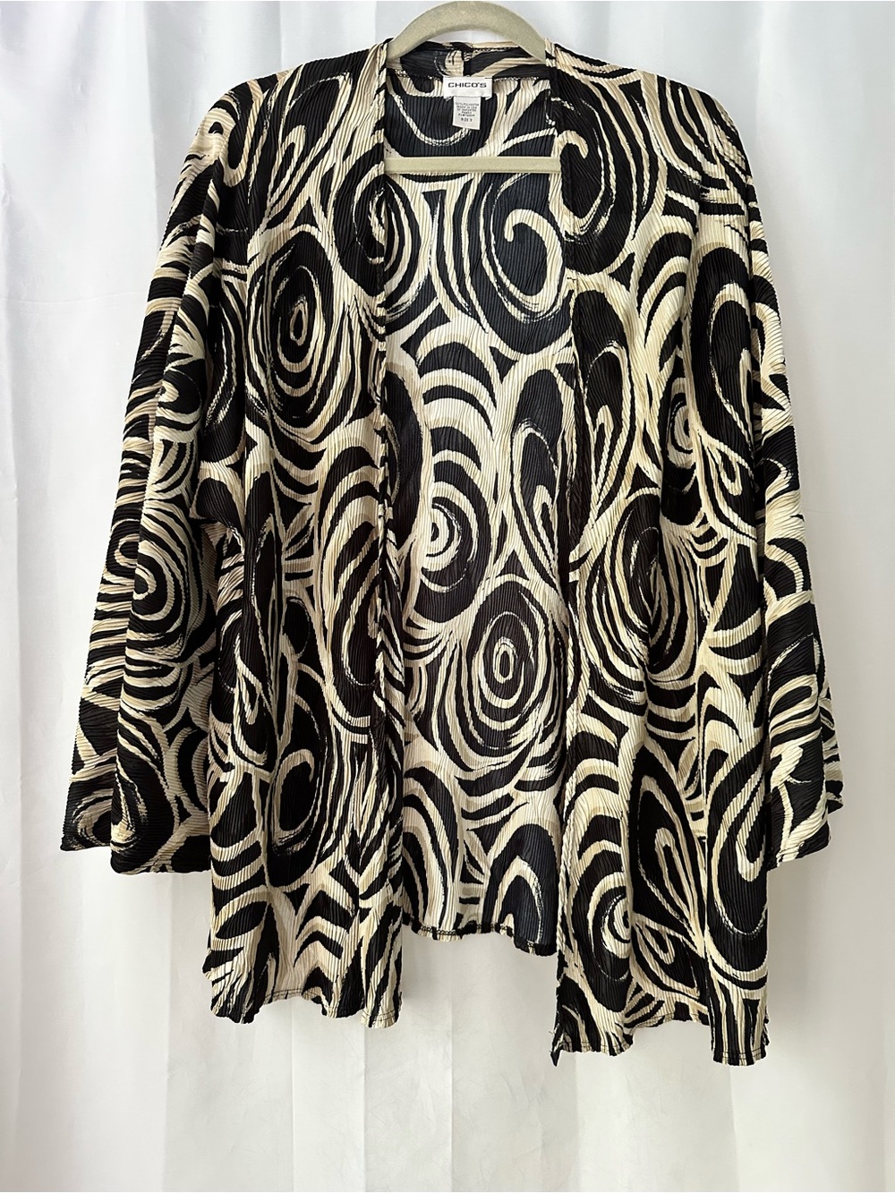 Chicos 3 Pleated Open Front Printed Kimono Jacket Black Cream Abstract Print
